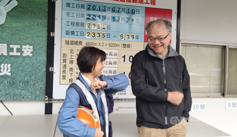 南迴公路拓寬工程完工,台東人返鄉的路更近了,行政院長蘇貞昌在11月底的行政院會中,特別感謝第一線工程人員,尤其是鄭敬伶(左)和郭鑑智(右)這對夫妻檔。中央社記者盧太城台東攝 108年12月23日