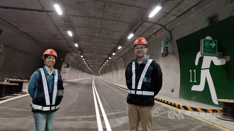 南迴公路拓寬工程草埔隧道工地主任鄭敬伶(左)是國內首位隧道工程女主任,民國104年帶著兒子和擔任工地資深協理的丈夫郭鑑智(右),一家人住在工地。中央社記者盧太城台東攝 108年12月23日