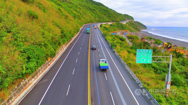 從台東市開車沿著南迴公路往南,過了太麻里路段後,工程截彎取直,道路緊貼沿海,宛如浮出大海的巨龍。過去,這路段只有2線道,因大車輾壓,路面凹凸,被形容「路無一里平」,全年都有修補工程。現在是3至4線道,全新鋪過的路面,舒適平穩,從台東市至達仁安朔,車程時間縮短了10分鐘。圖為多良段。(公路總局提供)中央社記者盧太城台東傳真 108年12月23日