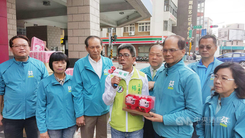 前行政院長游錫堃(前右2)23日抵達澎湖,為民進黨立委參選人楊曜(前右3)助選,還致贈必勝達摩,祝楊曜連任成功。中央社 108年12月23日