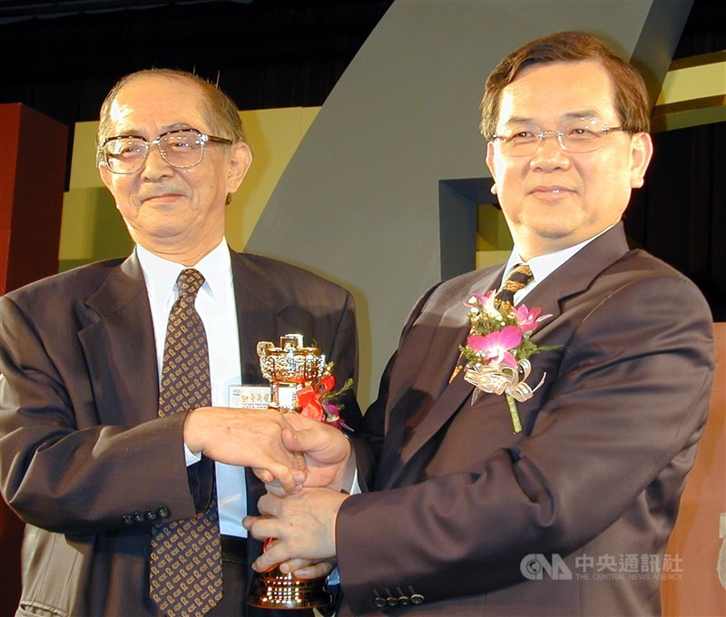 行政院新聞局92年優良圖書金鼎獎頒獎典禮10月18日在新竹市舉行,時任新聞局長黃輝珍頒發終身成就獎給國語日報董事長林良(左)。(中央社檔案照片)