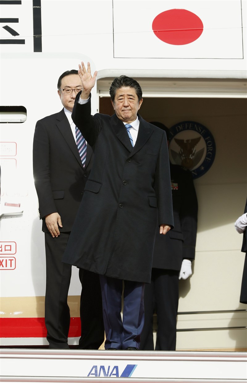 日本、中國及南韓3國峰會24日在中國四川登場,日媒分析,日本首相安倍晉三此行面對日韓關係及日中關係各有難題。圖為安倍晉三23日搭機出訪前揮手致意。(共同社提供)