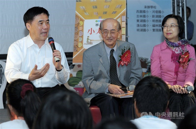時任台北市長郝龍斌(左起)、作家林良等人,2012年4月23日在華山文創園區,出席「101年度推動兒童深耕閱讀暨世界閱讀日活動」記者會,共同為小朋友說故事。(中央社檔案照片)