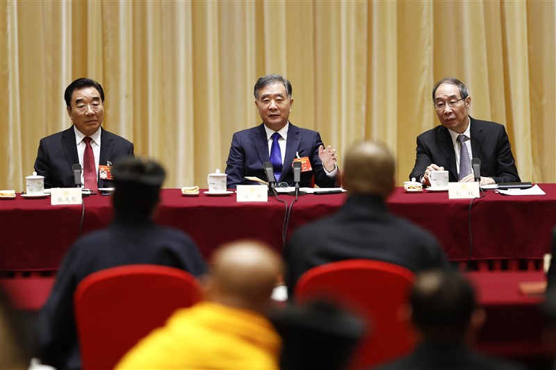 法國費加洛報22日報導,中國政府11月26日召集16名宗教界政協委員,呼籲宗教領袖依照「時代進步的要求」修改宗教典籍。圖為3月中國全國政協主席汪洋(後中)出席政協會議並與宗教界委員討論。(檔案照片/中新社提供)
