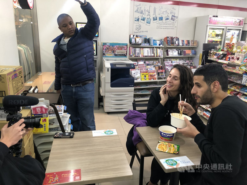 以色列籍網紅雅新(Nuseir Yassin)(右)在他拍攝的影片中介紹台灣之美,便利商店的方便也透過他的影片呈現在世界各國網友面前。(中華文化總會提供)中央社記者陳秉弘傳真 108年12月24日