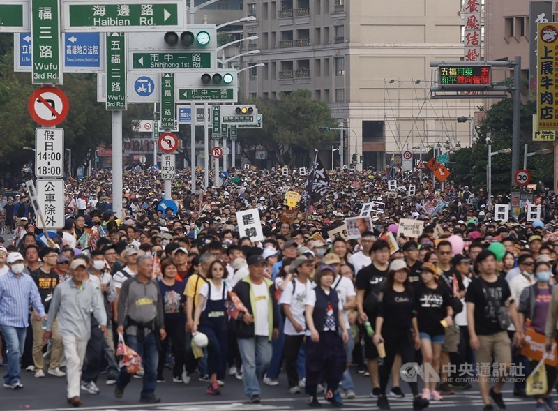 中央通訊社攝影記者21日下午也曾以長焦鏡頭拍攝五福三路上的罷韓遊行隊伍。中央社已在22日發布聲明,強調中央社照片絕無可能造假,近日也有多名攝影專業人士透過媒體訪問等管道介紹鏡頭運用與新聞攝影原理。中央社記者董俊志攝 108年12月21日