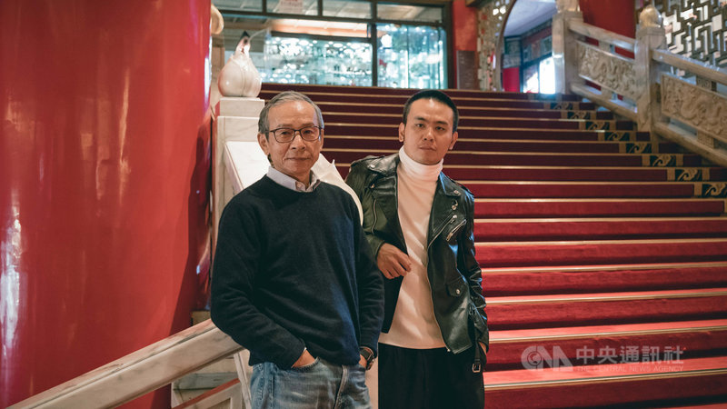 滅火器樂團主唱楊大正（右）表示，新歌「十二月的妳」創作靈感來自電影「一一」，MV特別找來當年的演員、現為導演的吳念真（左）演出，並重回當年電影拍攝舊地圓山大飯店取景。（火氣音樂提供）中央社記者陳秉弘傳真　108年12月24日