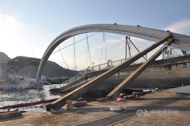 宜蘭南方澳跨海大橋10月1日斷裂,造成6名外籍移工死亡。(中央社檔案照片)
