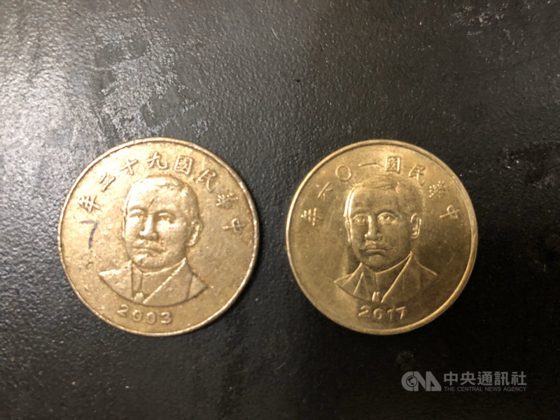 台南市警局第二分局25日宣布破獲新台幣50元偽幣案,逮捕謝姓女子;警方調查,偽幣(左)是謝女的丈夫專程前往中國數次取回偽幣300個至400個,再由謝女前往娃娃機店兌換10元硬幣,疑擾亂台灣金融。(翻攝照片)中央社記者張榮祥台南傳真 108年12月25日