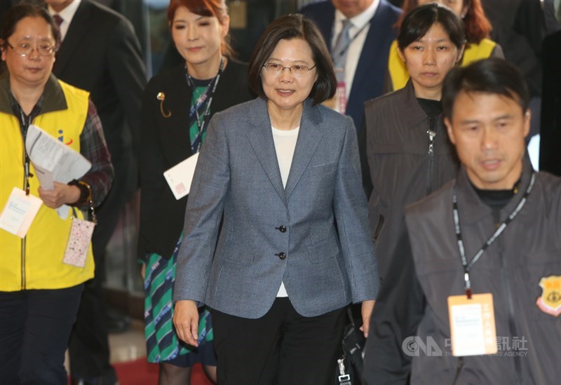 2020總統候選人第2場電視政見發表會25日下午在中視登場，民進黨總統候選人蔡英文（前中）出席。中央社記者鄭傑文攝 108年12月25日