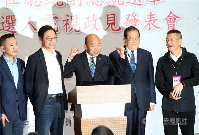 第15任總統副總統選舉總統候選人政見發表會第2場次，25日在中視進行，國民黨總統候選人韓國瑜（中）會後與副總統候選人張善政（左2）等人一同出面，接受媒體訪問。中央社記者鄭傑文攝　108年12月25日