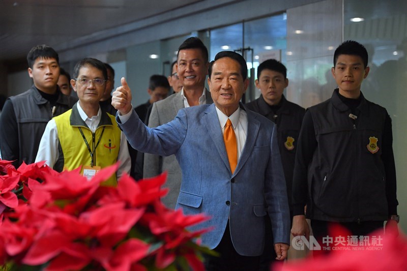 2020總統候選人第2場電視政見發表會25日下午在中視舉行，親民黨總統候選人宋楚瑜（前中）抵達會場，向媒體比讚。中央社記者王飛華攝 108年12月25日