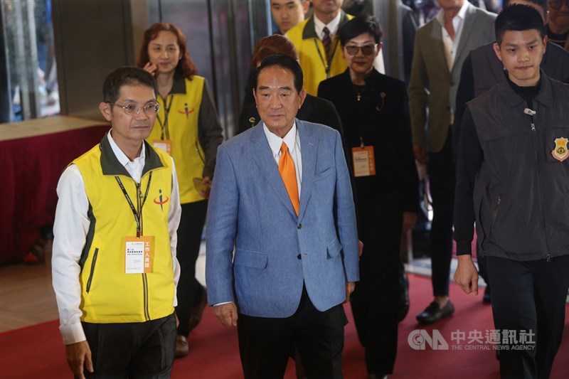 2020總統候選人第2場電視政見發表會25日下午在中視登場，親民黨總統候選人宋楚瑜（前中）抵達會場。中央社記者鄭傑文攝 108年12月25日