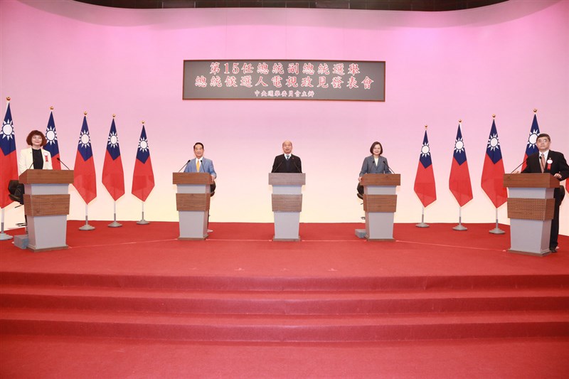 2020總統候選人第2場電視政見會25日登場，3位候選人總統蔡英文（右2）、國民黨總統候選人韓國瑜（中）、親民黨總統候選人宋楚瑜（左2）針對成立特偵組、反滲透法、清廉、執政能力等議題激烈交鋒。（中選會提供）中央社 108年12月25日