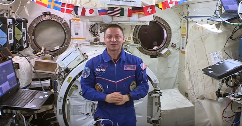 北美防空司令部(NORAD)數十年來提供耶誕老人最新行蹤,2019年美國太空人首度參與協助提供訊息。圖為美國太空人摩根報告耶誕老人位置。(圖取自NORAD Tracks Santa YouTube網頁youtube.com)