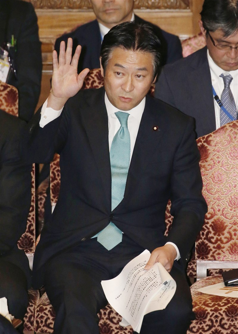日本內閣府前副大臣、自民黨眾議員秋元司(前)因涉嫌接受中國企業的賄賂,25日遭逮捕。26日傳出他擔任內閣府副大臣期間曾搭這家中企的私人專機往返深圳與東京。(檔案照片/共同社提供)
