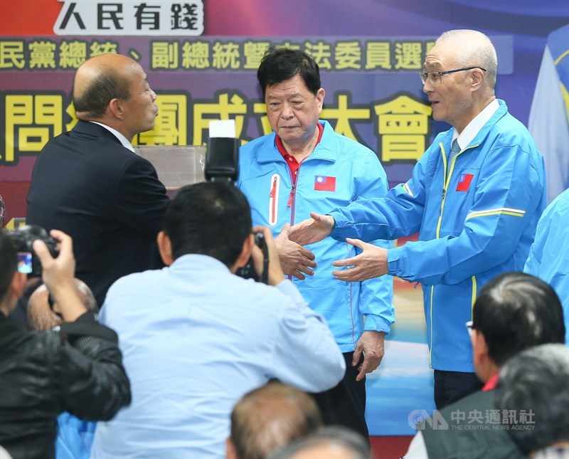 國民黨總統候選人韓國瑜(後左)25日出席全國顧問團成立大會,和黨主席吳敦義(後右)握手致意。中央社記者謝佳璋攝 108年12月25日
