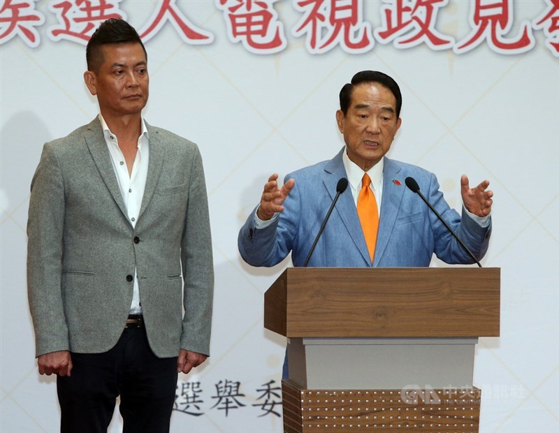 2020總統候選人第2場電視政見發表會25日在中國電視公司登場，親民黨候選人宋楚瑜（右）會後接受媒體提問。中央社記者鄭傑文攝　108年12月25日