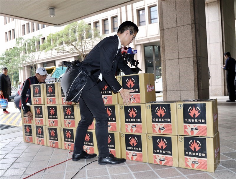 「Wecare高雄」等公民團體發起罷免高雄市長韓國瑜，26日前往中選會，送交32箱、共約3萬份第一階段罷韓提議書。中央社記者張皓安攝 108年12月26日