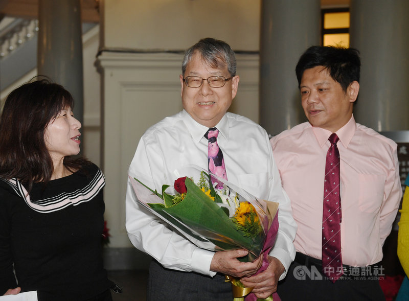 台灣團結聯盟不分區立委提名人潘建志（右）等人26日到監察院，對監委陳師孟（中）行使法定監察權約詢法官一事表達肯定與聲援，隨後進入院內送花為陳師孟加油打氣。中央社記者施宗暉攝　108年12月26日
