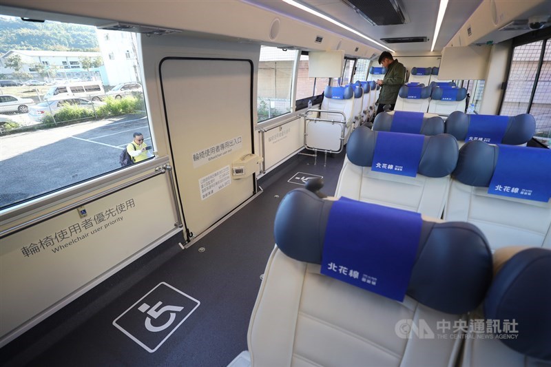 北花線客運26日亮相,除了普通車型外,另有大復康巴士的車型,方便輪椅族搭乘。中央社記者王騰毅攝 108年12月26日