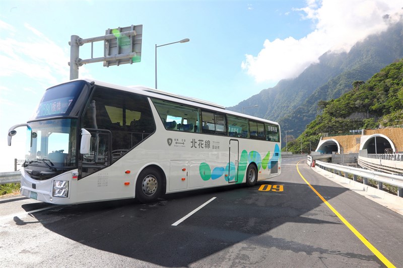 蘇花改通車後北花線客運也同步上路,26日亮相並邀媒體試乘體驗,提供台北往返花蓮的民眾一個新選擇。圖為北花線客運與蘇花改中仁隧道合影。中央社記者王騰毅攝 108年12月26日