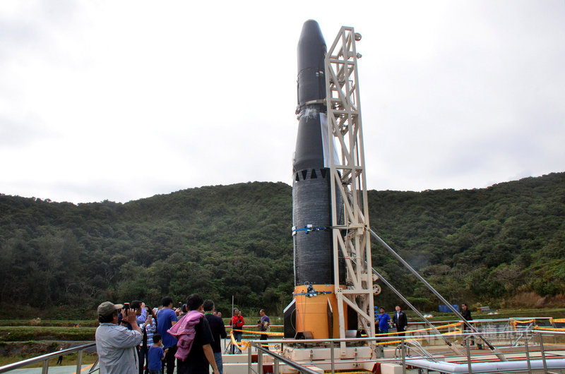 晉陞太空科技公司計劃在台東南田海邊發射火箭「飛鼠一號」,26日首度亮相,民眾近距離接觸火箭感到新鮮、好奇,紛紛拿起手機拍照留念。中央社記者盧太城台東攝 108年12月26日
