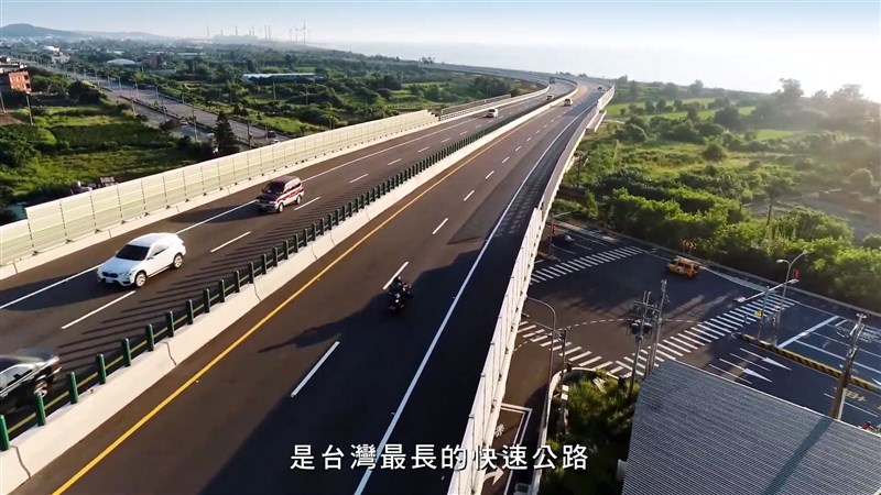 西濱公路最後一哩路彰化芳苑大城段27日通車,苗栗以南沒有紅綠燈,這條路28年歷經30多次的分段通車,串成全台最長的快速道路。(圖取自公路人ROADMAN YouTube頻道網頁youtube.com)