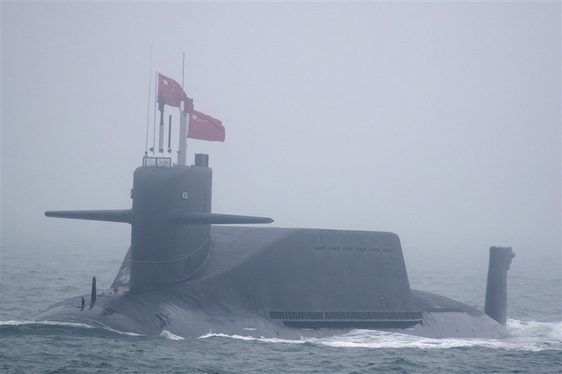 華盛頓時報報導,解放軍22日利用晉級彈道飛彈核潛艦在渤海試射巨浪-3型潛射彈道飛彈。圖為4月23日在中共解放軍海軍閱兵亮相的晉級彈道飛彈核潛艦。(美聯社)