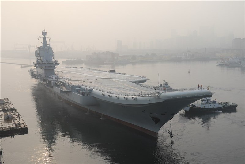 被命名為「山東艦」的中國首艘自製航空母艦,於台北時間26日由南向北航經台灣海峽。圖為山東號2018年5月13日首次出海試驗。(檔案照片/中新社提供)