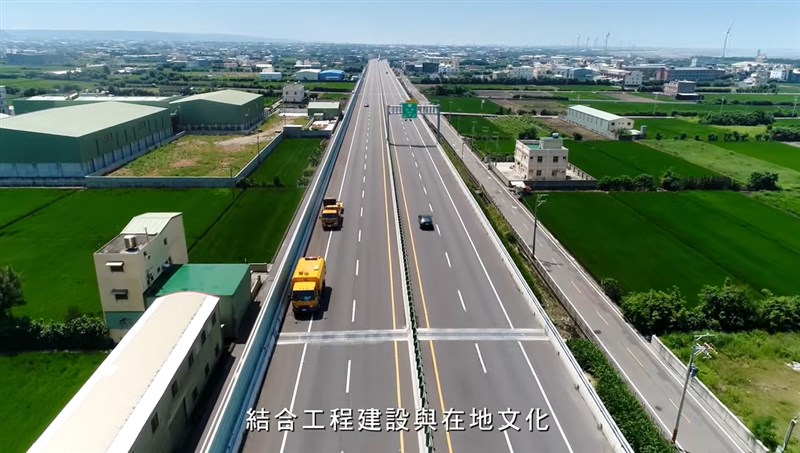 被稱為「窮人的高速公路」的台61線西濱快速道路全線通車後，可望疏解國道南北車流，發揮觀光效益。（圖取自公路人ROADMAN YouTube頻道網頁youtube.com）