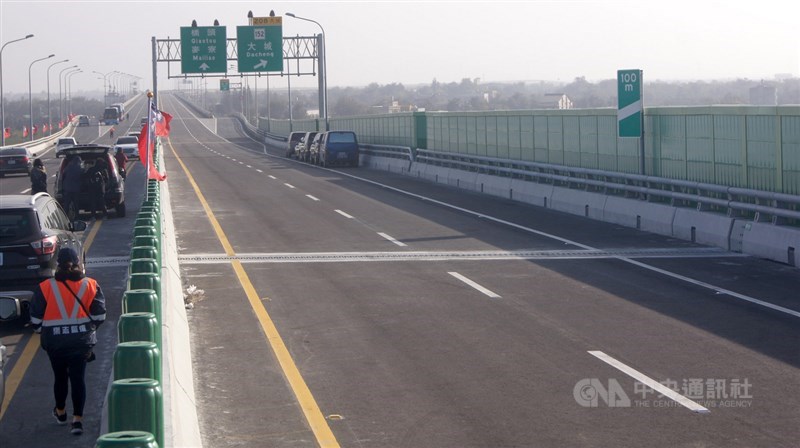 台61線西濱快速公路芳苑交流道至大城交流道路段27日晚間將正式開放通車，芳苑大城段全長約9.3公里，全線採封閉雙向4車道配置，通車後可以有效分擔台17線交通量。圖為西濱快大城交流道。中央社記者吳哲豪彰化攝　108年12月27日