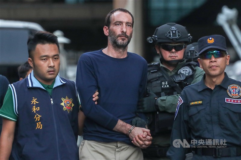 新北地方法院審理永和分屍案27日辯論終結,美籍主嫌孫武生(左2)堅持沒有殺人,檢方建請法院判處無期徒刑。(中央社檔案照片)