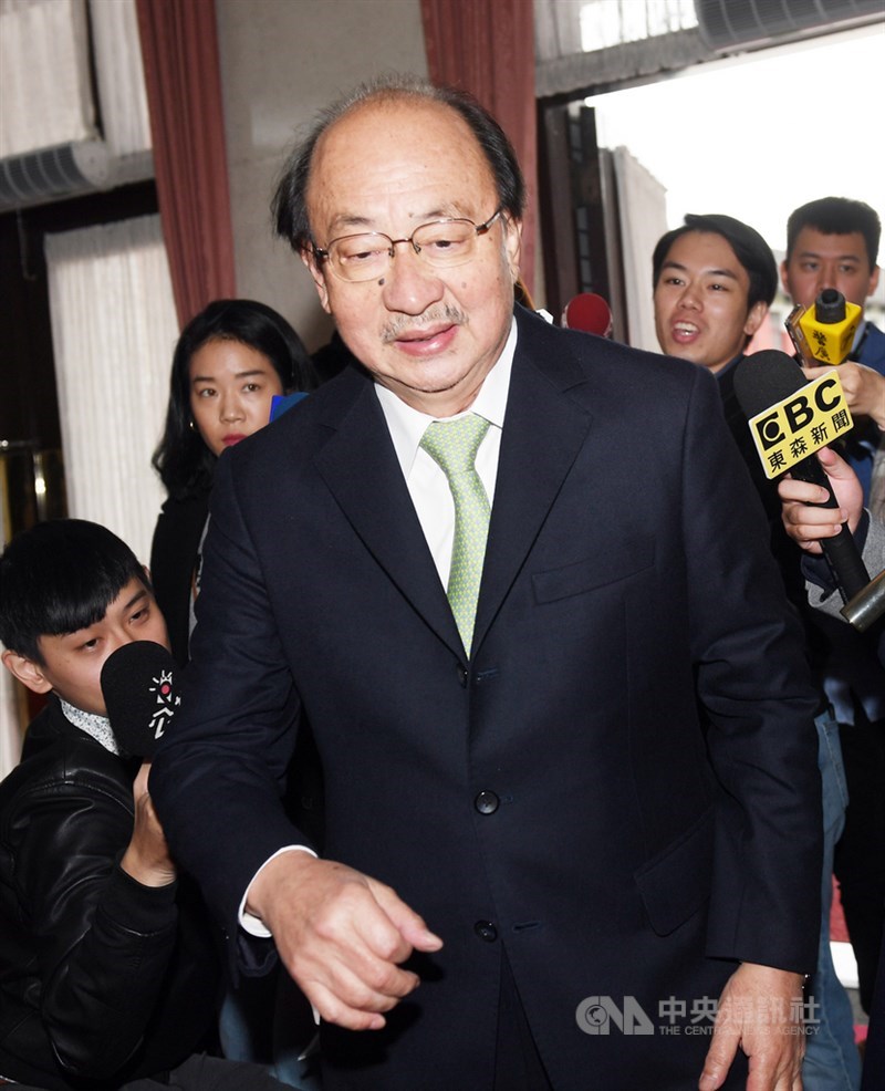 立法院長蘇嘉全27日下午召集朝野協商反滲透法草案。民進黨立法院黨團總召柯建銘(前)出席,向媒體發表談話後進入會場。中央社記者施宗暉攝 108年12月27日