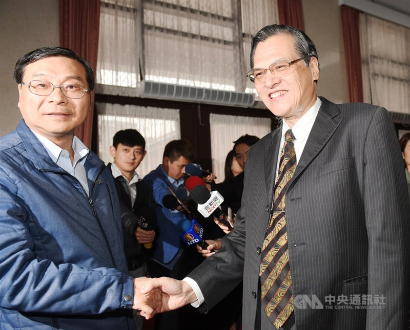 立法院長蘇嘉全27日下午召集朝野協商由民進黨立法院黨團所提的反滲透法草案,國民黨立法院黨團總召曾銘宗(左)與陸委會主委陳明通(右)握手致意。中央社記者施宗暉攝 108年12月27日
