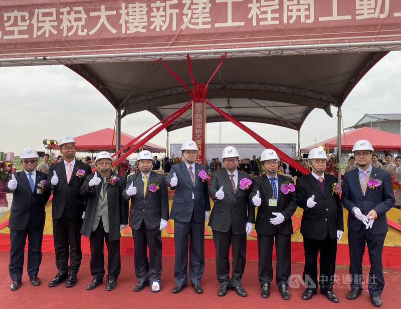 星宇航空保稅大樓興建工程開工動土典禮27日舉行，桃園市長鄭文燦（右4）、星宇航空董事長張國煒（右5）等人出席。中央社記者邱俊欽桃園機場攝　108年12月27日