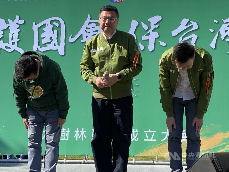民進黨主席卓榮泰（中）28日鞠躬感謝選民長期支持，並指出國民黨總統候選人韓國瑜在電視政見發表會中詆毀總統蔡英文，用謾罵、言語暴力，挑動階級對立，呼籲綠營要團結拚勝選。中央社記者邱俊欽桃園攝　108年12月28日