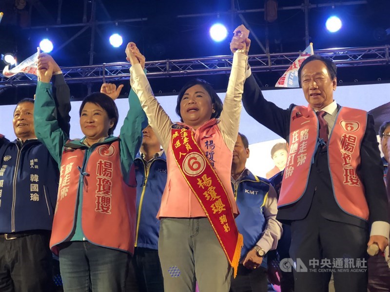 鴻海集團創辦人郭台銘(前右)27日晚間到台中市潭子區,與台中市長盧秀燕(前左2)等人,一起為國民黨立委參選人楊瓊瓔(前右2)站台造勢。中央社記者趙麗妍攝 108年12月27日