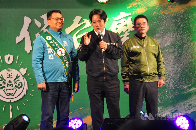 2020選戰進入倒數階段,民進黨副總統候選人賴清德(中)28日到宜蘭,為黨籍立委參選人陳歐珀(左)輔選造勢,呼籲鄉親全力支持民進黨。中央社記者沈如峰宜蘭縣攝 108年12月28日