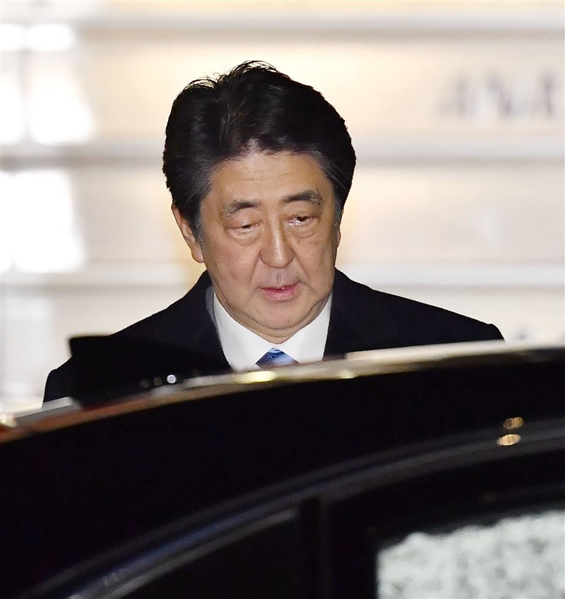 兼任自民黨總裁的日本首相安倍晉三27日在談到接棒人選時首度公布具體姓名。(共同社提供)