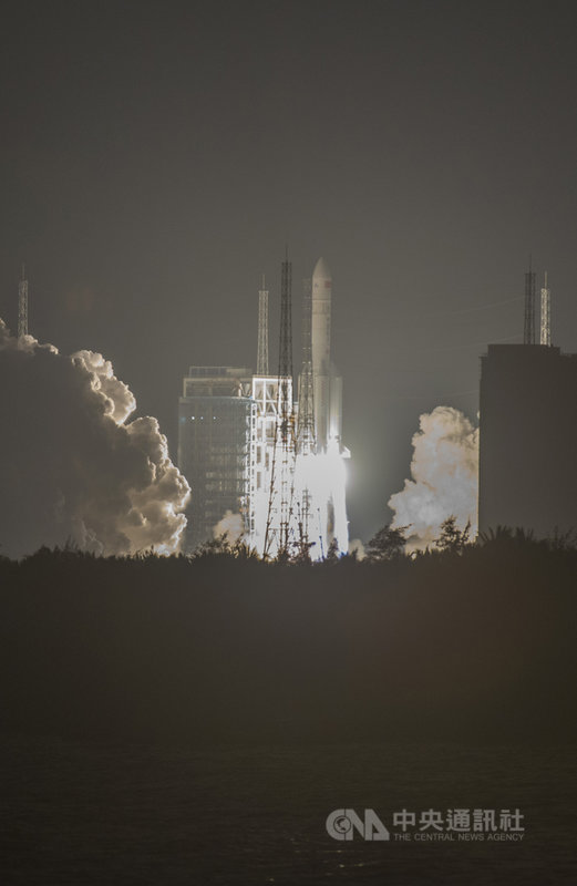 中國長征五號遙三運載火箭27日晚間在海南文昌航天發射場發射成功,將「實踐20號衛星」送入預定軌道。(中新社提供)中央社 108年12月28日