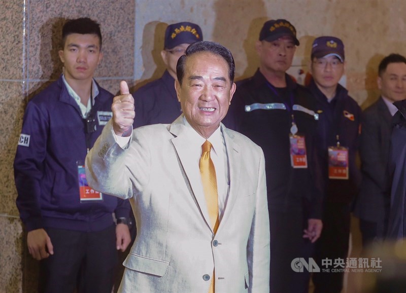 2020總統大選唯一一場電視辯論會29日下午在公共電視登場,親民黨總統候選人宋楚瑜(前)最早抵達會場備戰。中央社記者裴禛攝 108年12月29日
