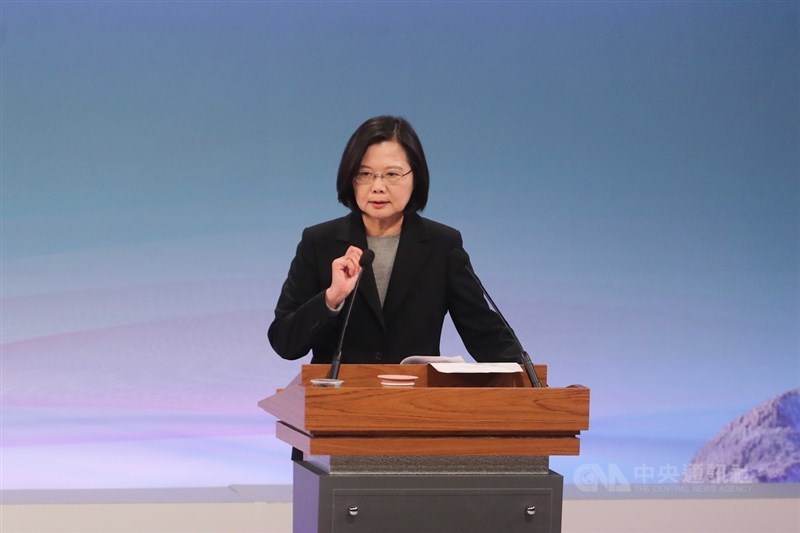 2020總統大選唯一一場電視辯論會29日下午在公視登場,3名總統候選人直球對決,民進黨候選人蔡英文會中指出,人民關心的不是總統會不會用膝蓋走路,而是總統會不會遇到中國,膝蓋就挺不住。中央社記者裴禛攝 108年12月29日