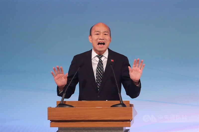 國民黨總統候選人韓國瑜29日在總統候選人公辦電視辯論會一開場先分享北農經驗，並感謝高雄市民給他機會，強調自己不會忘本、不會忘根，即使選上總統，一星期3天會待在高雄。中央社記者裴禛攝　108年12月29日