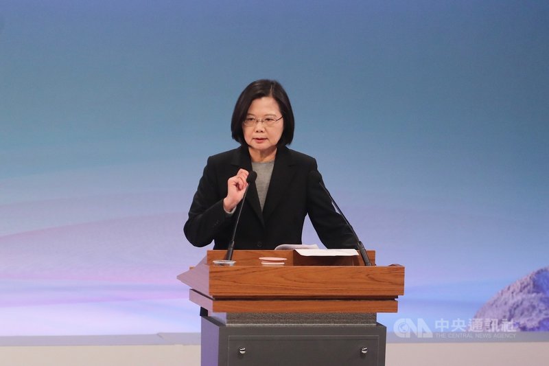 2020總統大選唯一一場電視辯論會29日下午在公視登場,3名總統候選人直球對決,民進黨候選人蔡英文會中指出,人民關心的不是總統會不會用膝蓋走路,而是總統會不會遇到中國,膝蓋就挺不住。中央社記者裴禛攝 108年12月29日
