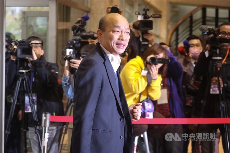 國民黨總統候選人韓國瑜（前）29日出席在公視舉行的2020總統大選電視辯論會。中央社記者裴禛攝　108年12月29日