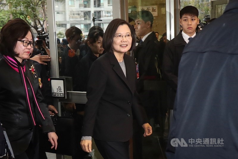 2020總統大選電視辯論會29日下午在公視登場，總統蔡英文（中）出席，並在公視董事長陳郁秀（左）的陪同下步入會場。中央社記者裴禛攝　108年12月29日