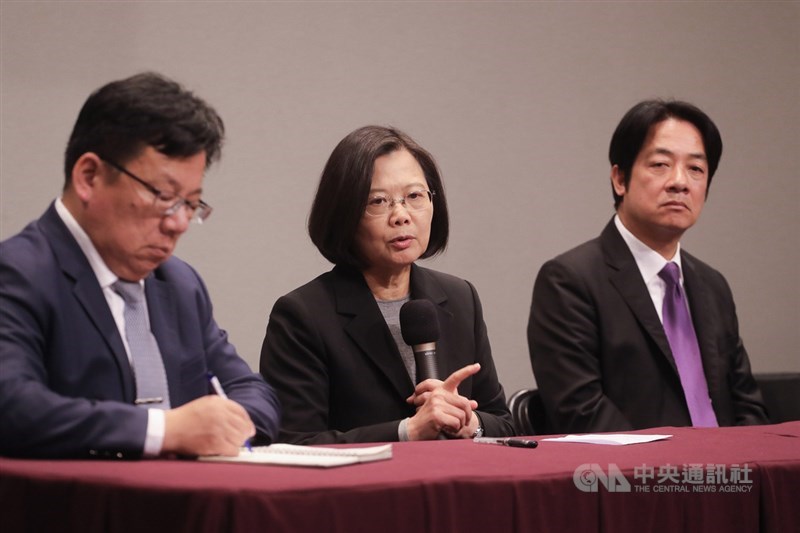 2020總統候選人電視辯論會29日在公視落幕，會後民進黨總統候選人蔡英文（中）與副總統候選人賴清德（右）出席記者會，蔡英文回應媒體提問時強調，有沒有讀稿機不是重點，重點是有沒有嚴肅認真地去準備、有沒有實實在在回答問題。中央社記者裴禛攝　108年12月29日