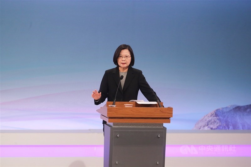 2020總統大選電視辯論會29日在公視登場,民進黨總統候選人蔡英文(圖)答覆國防問題時表示,她應該是所有民選總統中對國防著力最深、最關注的,國艦國造是現在進行式,很多軍艦與海巡艦艇由台灣的廠商製造,不但加強國防自主,也可以帶動經濟發展。中央社記者裴禛攝 108年12月29日
