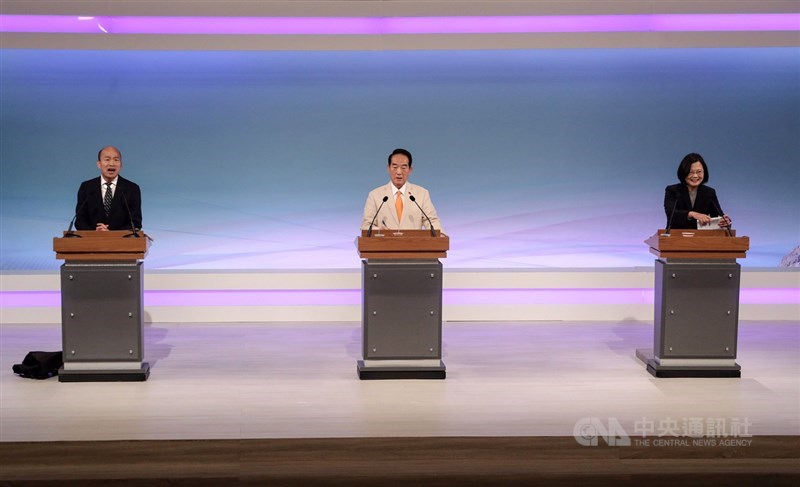 2020總統大選電視辯論會29日下午2時在公視登場，辯論會共分4階段，第1階段由各總統候選人申論8分鐘，順序經抽籤決定，依序為國民黨韓國瑜（左起）、親民黨宋楚瑜、民進黨蔡英文。中央社記者裴禛攝　108年12月29日
